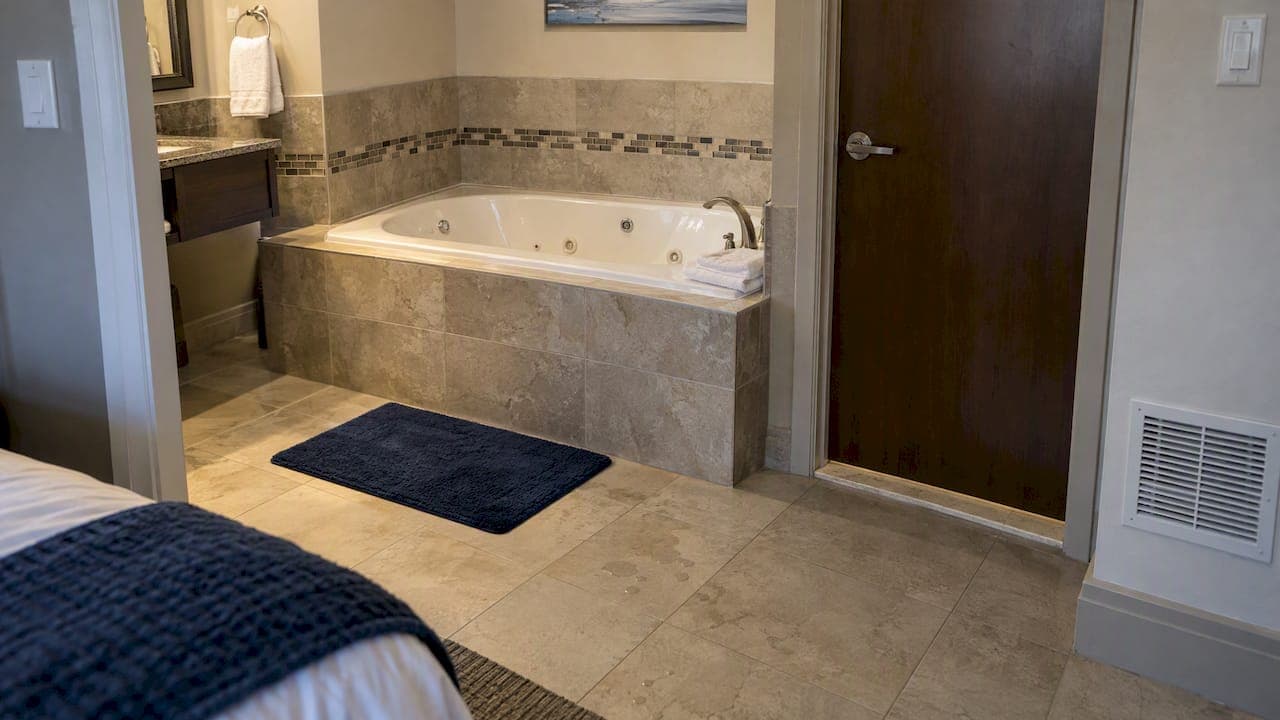Soundproof Jacuzzi Room: How to Book a Quiet Hotel Tub