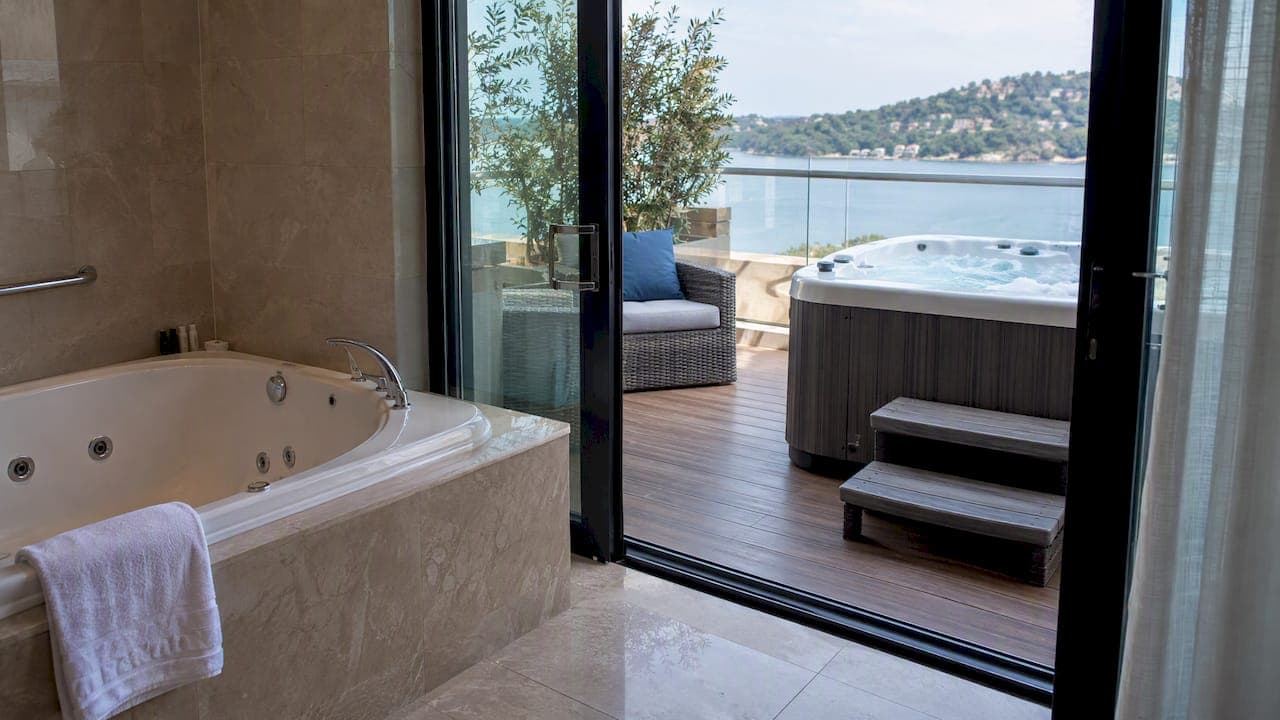 Outdoor vs In-Room Hot Tub: Which Hotel Room Suits You?